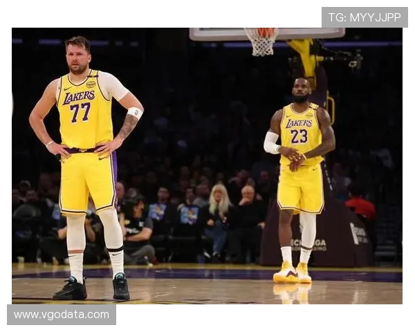 原创詹姆斯坐享其成创纪录！湖人力压独行侠，东契奇里夫斯神勇！